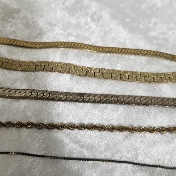 5-7" Bracelets 4-gold tone 1 small gold tone/black 1.1489 - Picture 3 of 7